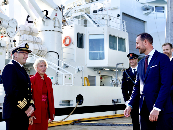 Dr. Fridtjof Nansen is owned by Norad and operated by the Institute of Marine Research (IMR). CEO of IMR Sissel Rogne and ship’s captain Tommy Steffensen welcome the Crown Prince at the gangplank. Photo: Simen Løvberg Sund, The Royal Court.